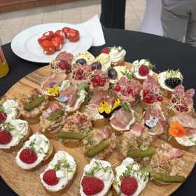 Takové pohoštění přichystal Josef Maršálek na křtu své nové knihy Sklizeň.