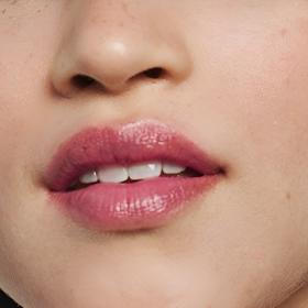 Takto vypadá dlouhotrvající rtěnka Clinique na rtech.