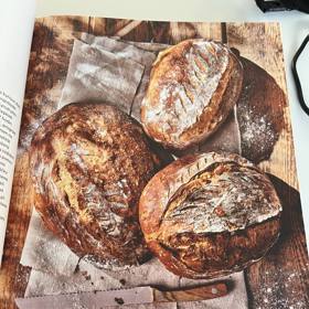 Takhle krásný domácí chléb si můžete podle Josefa Maršálka z kvásku vyrobit. Podrobný postup má ve své nové knize Sklizeň. 