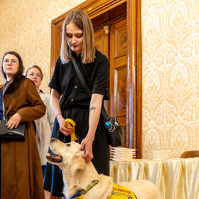 Toby dostal ocenění Statečné psí srdce a se svou paničkou Emou si pro ně osobně došel. 