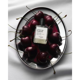 Vůni CERISE SUR LE GÂTEAU z dílny mladé francouzské značky, která funguje od října 2021, její autorky popisují jako explozi třešní spojenou s koženými a sladkými tóny. Parfém je gurmánský, opulentní, trochu provokativní a velmi smyslný. Lahvičku tohoto potěšení můžete mít za 975 Kč.