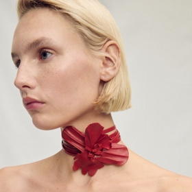 Tenký kožený pásek s detailem květu, Mango, 799 Kč