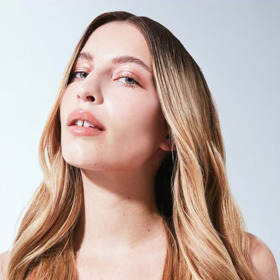 Do své vlasové rutiny zařaďte intenzivně pečující masky, séra nebo olejíčky.