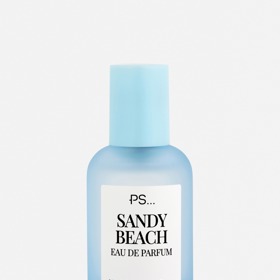 V nabídce irského módního řetězce najdete kromě oblečení a doplňků i kosmetiku. Tato parfémovaná voda nese název Sandy Beach a kombinuje v sobě letní ovocné a květinové tóny. Připomíná vůni REPLICA Beach Walk od luxusní francouzské značky Maison Margiela, kde je šťavnatý bergamot a citron okořeněný špetkou růžového pepře a cítíte i exotické květinové tóny ylang-ylang spolu s kokosovým mlékem a svěžestí vodního akordu. Parfémovou vodu z Primarku seženete v praktickém cestovním 20 ml balení už za 90 Kč.