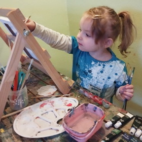 Adélka Charvátová nejraději maluje akrylem na plátno. Takto vytvořila už 21 abstraktních obrazů.