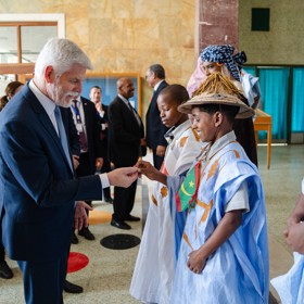 Petr Pavel s tamními dětmi.