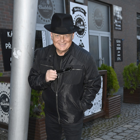 Holou hlavu zakrývá Ladislav Křížek elegantním kloboukem.