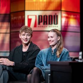 Tomas Sean Pšenička randí s dcerou Lindy Rybové a Davida Prachaře, Josefínou. 