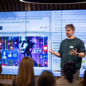 Ondřej Hlaváč vede školení a přednášky v rámci AI Institutu, který pomáhal zakládat.