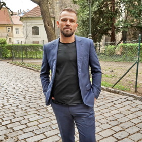 Josef Mádle oblékl tmavě modré sako a společenské kalhoty. Outifft doplnil černým basic tričkem.