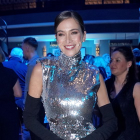 Látka šatů Andrey Bezděkové připomínala celofán, ze kterého čokoládu rádi nedočkavě vybalujeme.