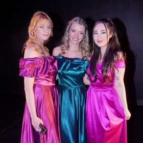 Lucie s Rozálií už vystoupily na charitativním koncertu ve vinohradském divadle. Nechyběla ani Natálka Grossová. 