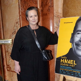 Obzvlášť ve zralém věku by se ženy měly černočerným kombinacím vyhýbat. 