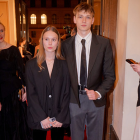 Mladý pár se potkal během natáčení desetidílného seriálu Ratolesti. 