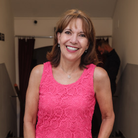 Michaela Dolinová je typickou nositelkou oříškově hnědého mikáda. 