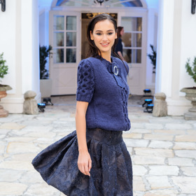 Modelky vynesly také slušivou tmavě modrou pleteninu. 