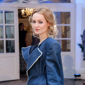 Anna Jiřina Daňhelová vynesla tmavě modré denimové sako v oversize velikosti - ve stylu minišatů. 