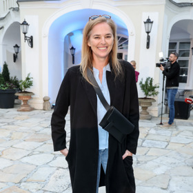 Moderátorka Světlana Witowská se nedávno ve společnosti objevila v černém kabátu, teniskách a světlých džínách. 