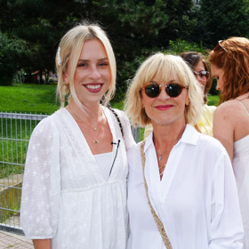 Aktuálně se Mariana Prachařová stará o outfity své maminky - a jde jí to skvěle. 