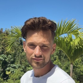 Josef Kořínek s novým účesem.