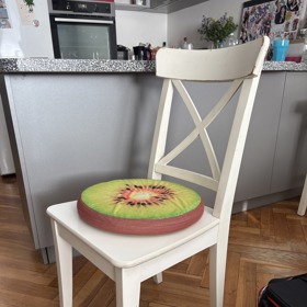 Aneta prý vždycky koupí něco, co neladí s ničím - jako polštářek kiwi.