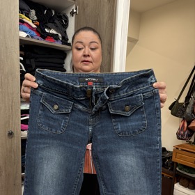 Džíny velikosti 27, které nosila, když jí bylo 20+.
