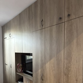 Aneta nemá šatnu, ale pouze šatní škříň.