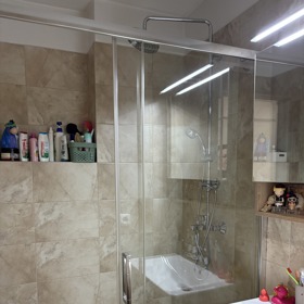 Pohled do koupelny Anety Christovové. Obklady jsou až ke stropu, díky tomu působí koupelna uceleným dojmem. 