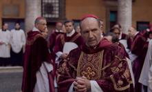 Ralph Fiennes ve filmu Konkláve.