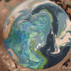 Obrazy Adélky Charvátové jsou k prodeji v online galerii. Za peníze z nich utržené zaplatí rodiče holčičce terapii. Dívka má totiž poruchu autistického spektra.