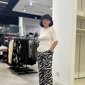 Na první pohled Šárku zaujal zebří vzor a kalhoty jí krásně sedly. 