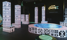 Na milánském Design weeku představili IQOS a SELETTI společnou instalaci s názvem „Curious X: Sensorium Piazza“