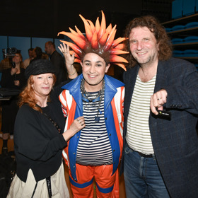 Josef Fečo už s Bárou Štěpánovou a jejím manželem pózoval oblečený do kostýmu. 