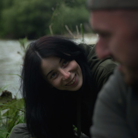 Dokument Medvěd, zvíře, které rozdělilo Slovensko dává prostor lidem z terénu, jako je youtuber a fotograf Radovan Haluza a jeho přítelkyně Nikola Nagyová...