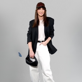 Více elegantně budete v bílých širokých džínách vypadat s podpatky na nohou a ozvláštnit outfit můžete i kšiltovkou. Černobílý styling je klasika. 