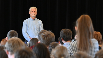 FOTO: Petr Pavel diskutoval s gymnazisty.