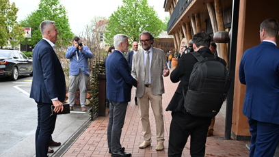 FOTO: Ředitel ZOO Dvůlr Králové Přemysl Rabas vítá prezidenta Petra Pavla.