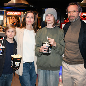 Oba synové a také Zuzana oblékli džíny, Jan raději béžové společenské kalhoty.