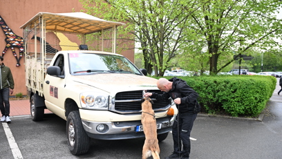 FOTO: Vozidlo s prezidentem nejdříve obhlídl psovod.
