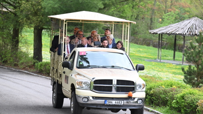 FOTO: Vůz se prezidentským párem.