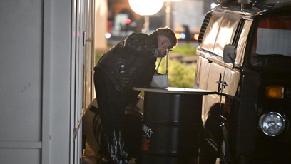 FOTO: Neznámý muž jí držel kabelku.