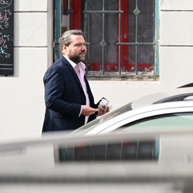 Felix Slováček mladší míří do restaurace.