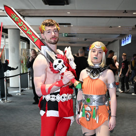 Návštěvníci ukázali hodně odhalené kůže a také kreativity během vymýšlení kostýmů.