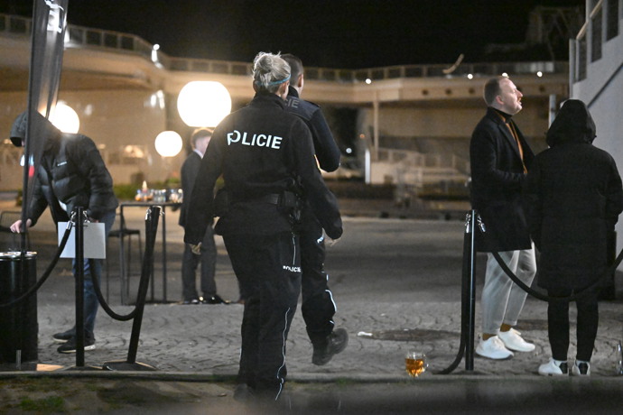 FOTO: Policisté si přijeli pro mladíka. – stránka 204