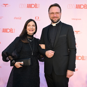 Anna K nemá za sebou sice nejlepší rok, přesto na červeném koberci rozdávala úsměvy na všechny strany a laškovala s přítomnými fotografy. 