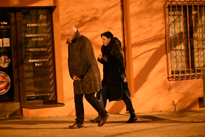 FOTO: Felix Slováček a Dagmar Patrasová odchází od Aničky. – stránka 179