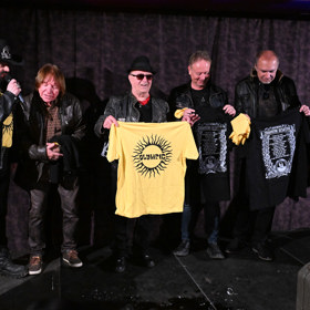 Petr Janda s kapelou Olympic dostal od Roberta Kodyma speciální retro trička. 