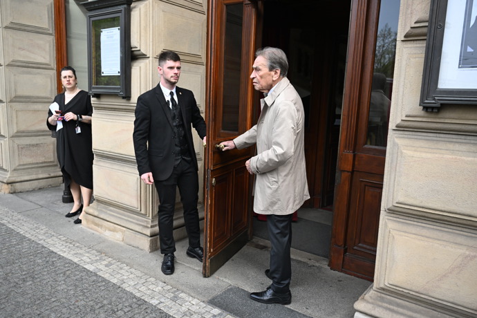 FOTO: Poslední rozloučení s hercem Aloisem Švehlíkem v Národním divadle. – stránka 252