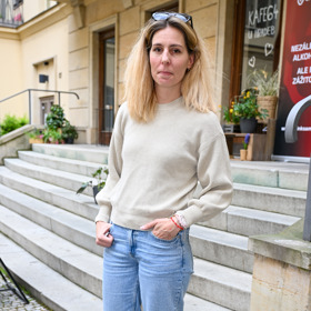 Michaela Duffková oblékla světlé džíny doplněné o béžový svetřík a černo-bílé tenisky. 