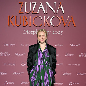 Mariana dokazuje, že overalů se nemusí bát ani drobné ženy, které nejsou vysoké jako modelky. 